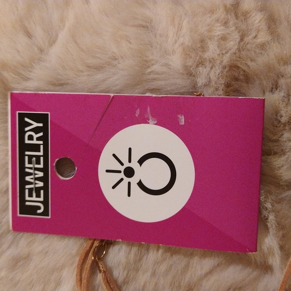 $$❤️❤️☘️NWT.  2 piece set includes necklace and medium tribal print bag. - Picture 4 of 8